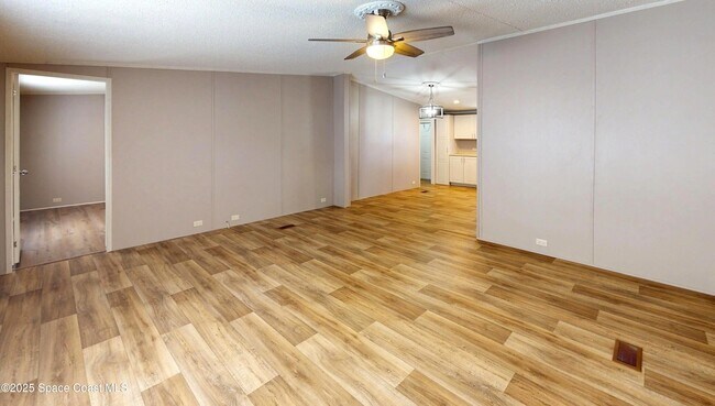 Building Photo - 709 Lark Dr