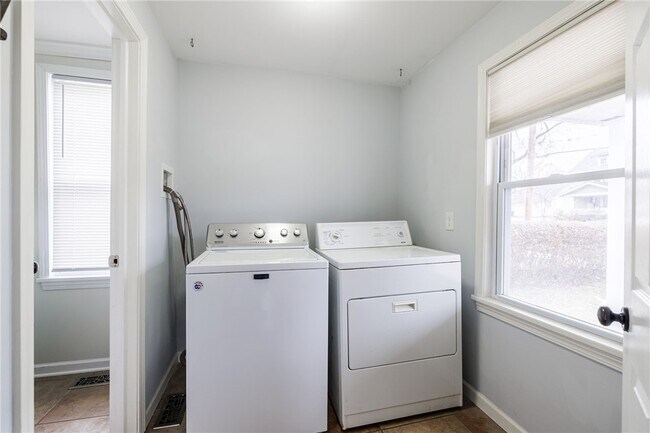 Building Photo - 7 Beardsley St