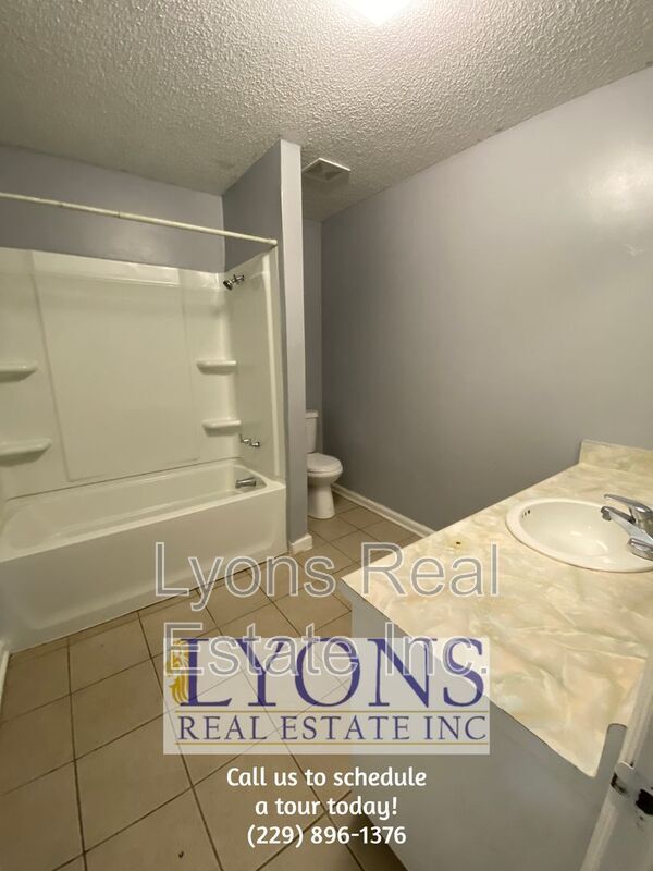 Building Photo - 1026 S Gordon Ave