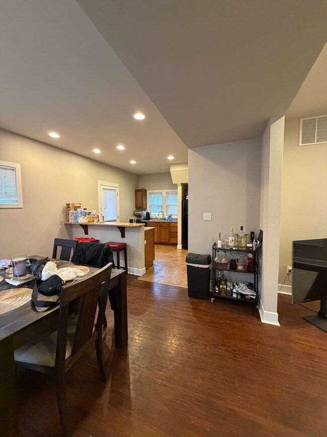 Building Photo - 608 E 2nd St