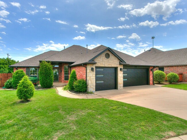 Primary Photo - Stunning Coffee Creek Home