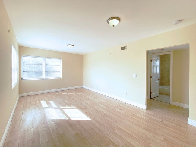 Building Photo - Spacious 2 Bedroom/ 1 Bath Available NOW!