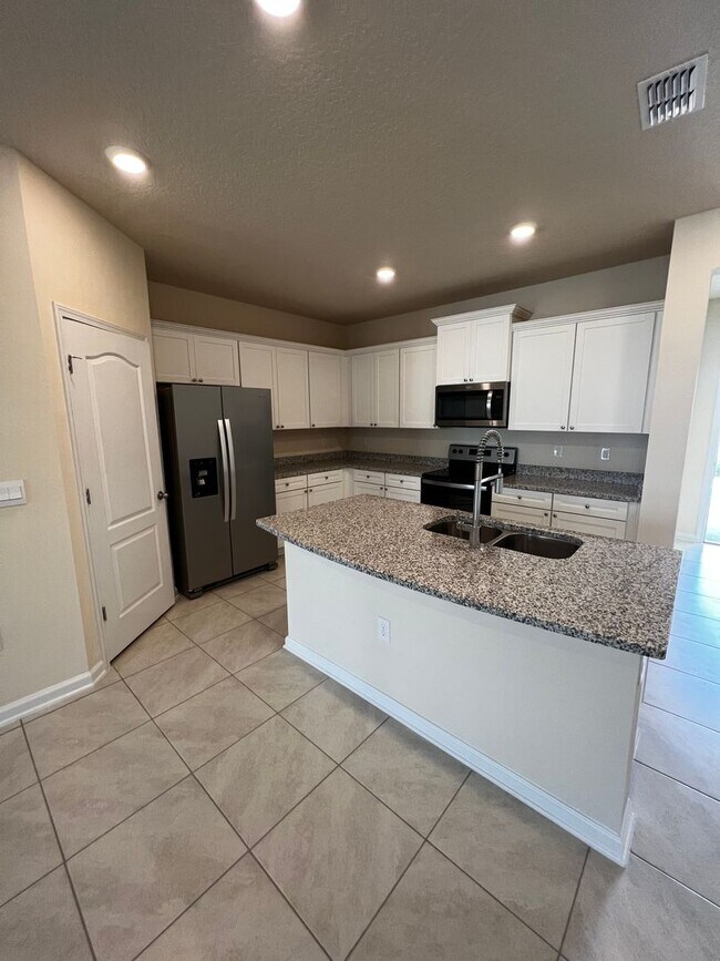 Building Photo - 3/2.5 Townhome in Bridgewater Community!