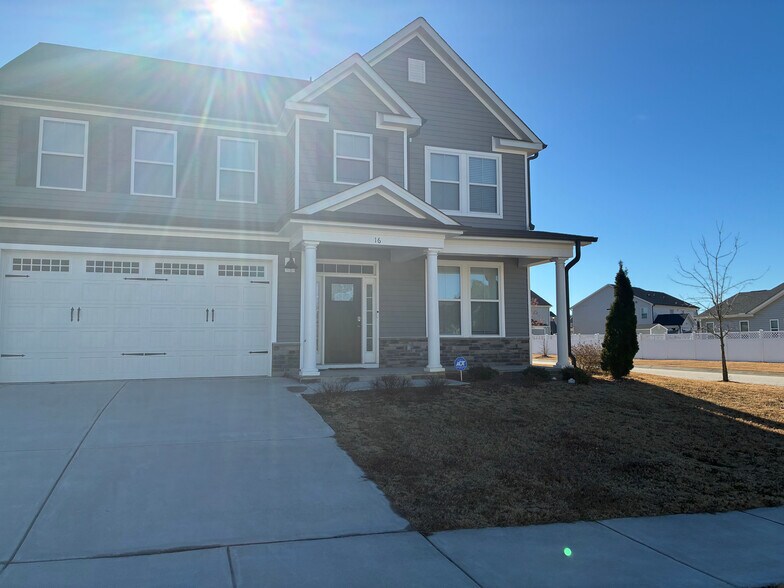 Building Photo - Room in House on Hopper Cir