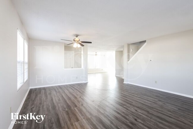Building Photo - 1605 Howell Dr