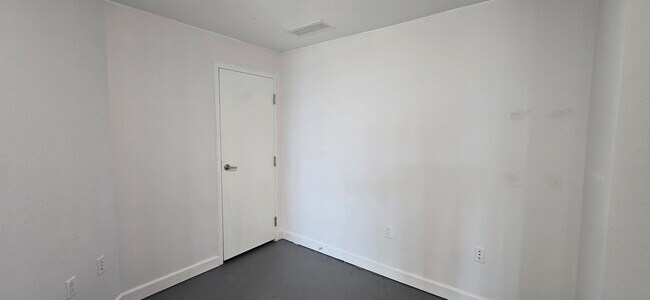 Building Photo - 410 Evernia St