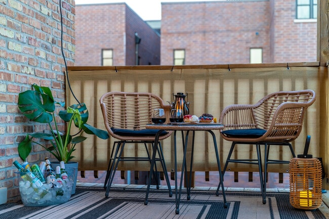 Building Photo - 2117 W Irving Park Rd