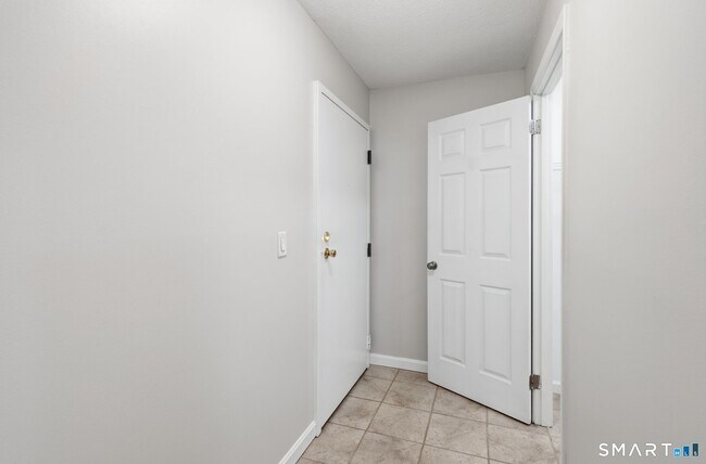 Building Photo - 808 Twin Circle Dr