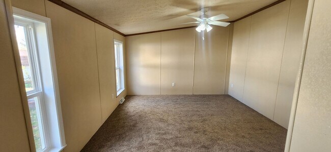 Building Photo - Spacious 3 Bedroom, 2.5 bathroom home with detached garage!