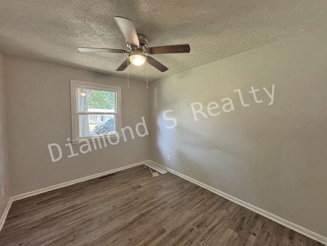Building Photo - Charming 3 bedroom home located in the hea...