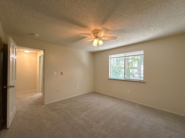 Building Photo - Townhouse in Desirable University Place Ne...
