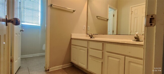 Building Photo - 3302 E Cedar Hollow Dr