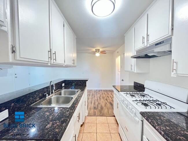 Building Photo - 14831 Delano St