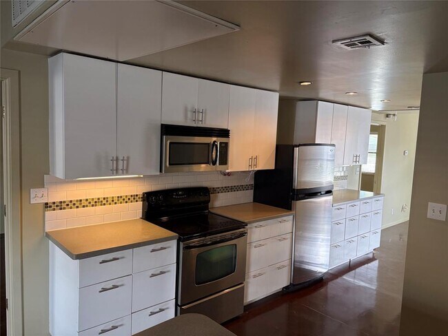 Building Photo - 2408 Leon St