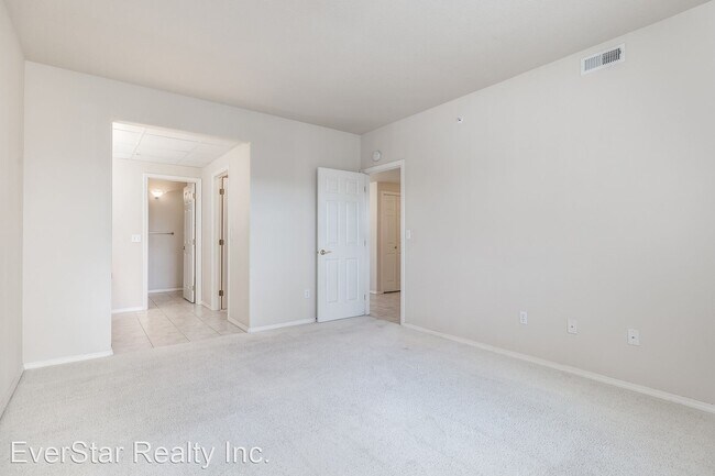 Building Photo - 2 br, 2 bath House - 300 Col Pt Dr C-201