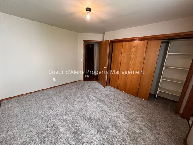 Building Photo - 8233 N Ridgewood Dr