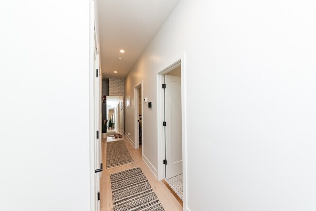 Building Photo - 1336 W Bryn Mawr Ave