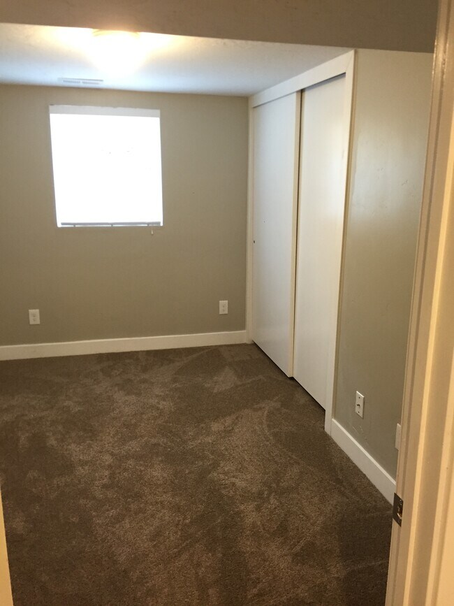 Building Photo - 664 E Ramona Ave