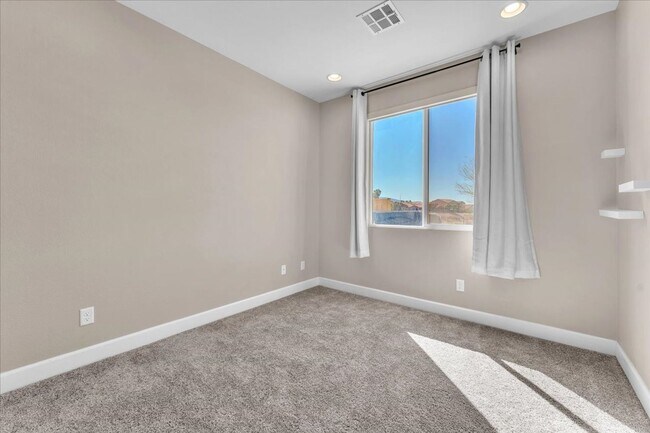 Building Photo - 4-Bedroom Tuscany Townhome with Strip & Golf Course Views