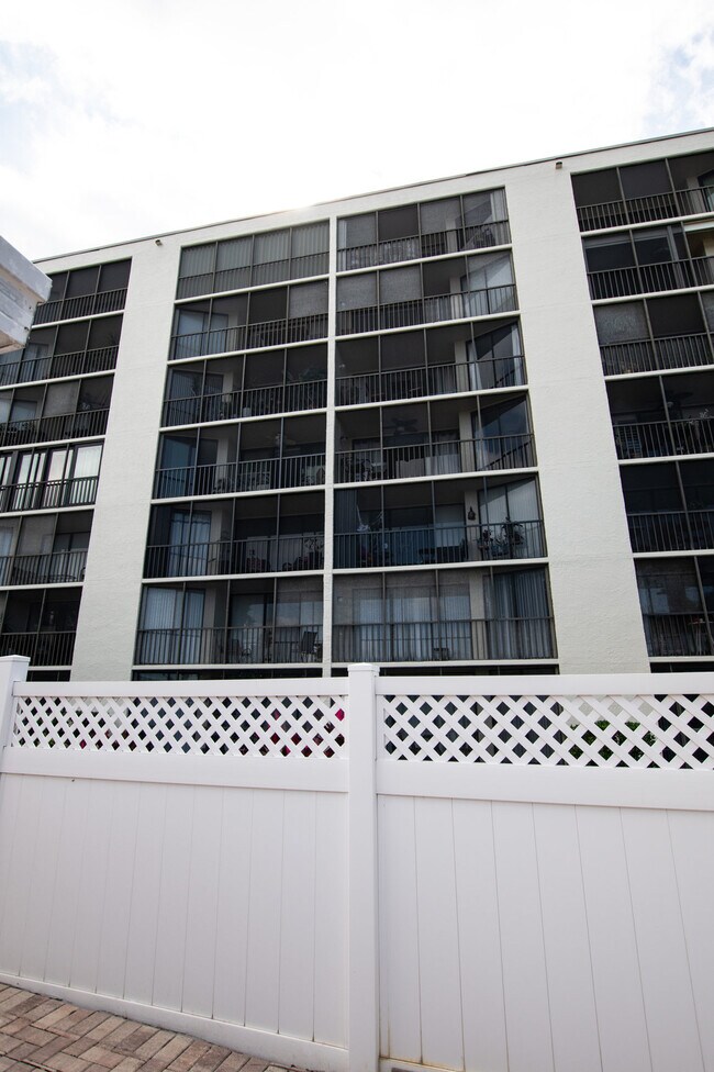 Building Photo - 1000 Cove Cay Dr