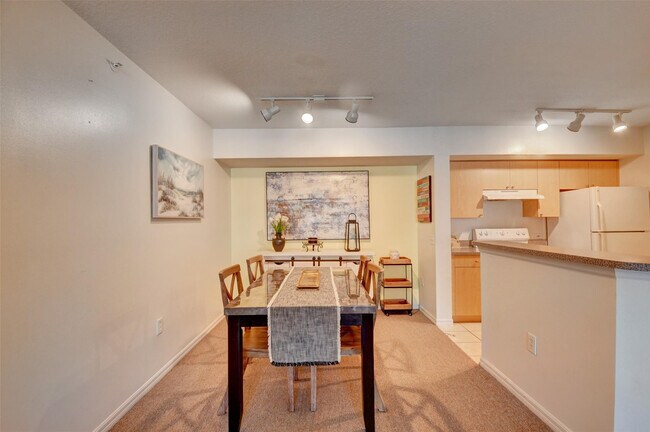 Building Photo - 703 Villa Cir