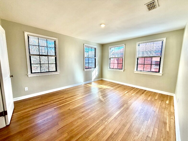 Building Photo - 1843 Hubbard St