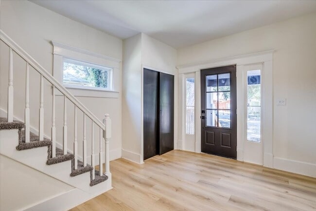 Building Photo - Riverside home for rent