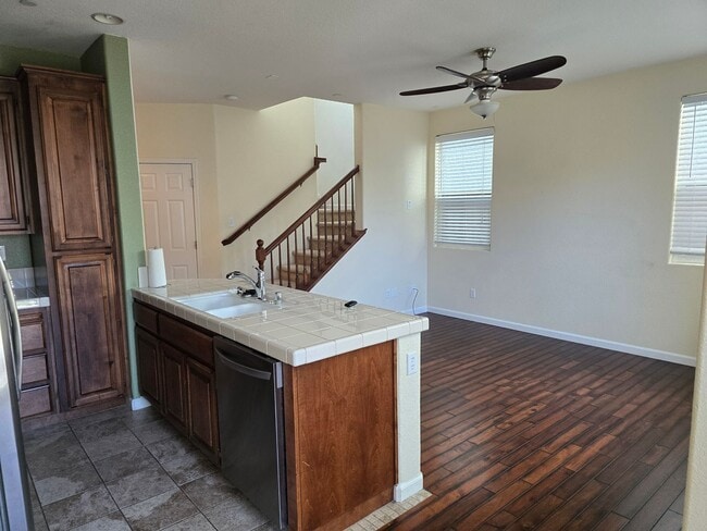 Building Photo - AVAILABLE NOW! Beautiful 3 bedroom 2 Bath ...