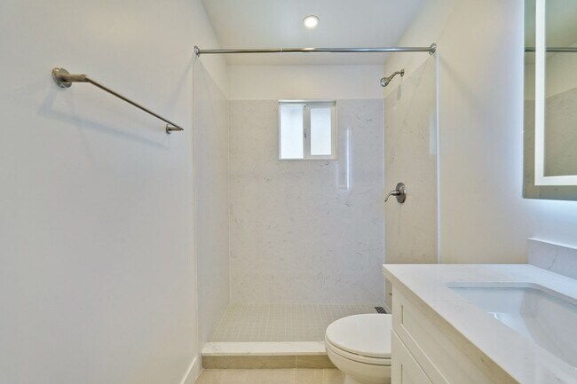 Building Photo - Charming updated 3 bedroom, 1 bathroom hom...