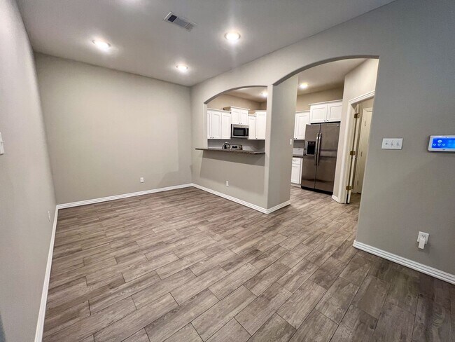 Building Photo - Spacious 3 Bedroom/2 Bathroom Chaffee Cros...