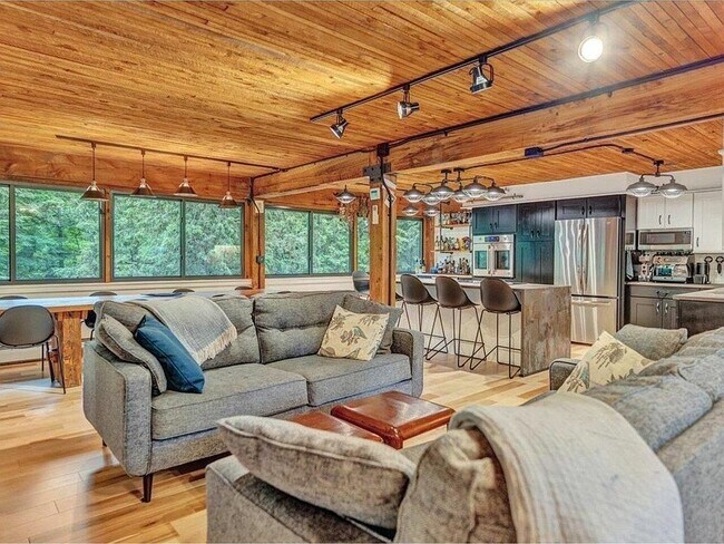 Building Photo - 122 Redrock Dr