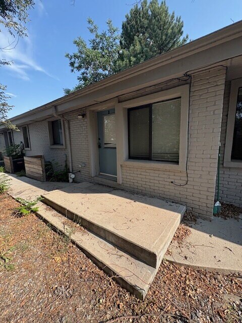 Building Photo - One-Bed Ground Floor Apartment - Edgewater...