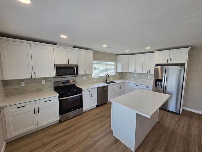 Building Photo - Fully renovated 4 bed 2 bath!