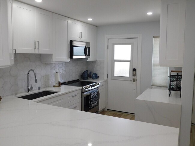 Building Photo - 2871 N Ocean Blvd