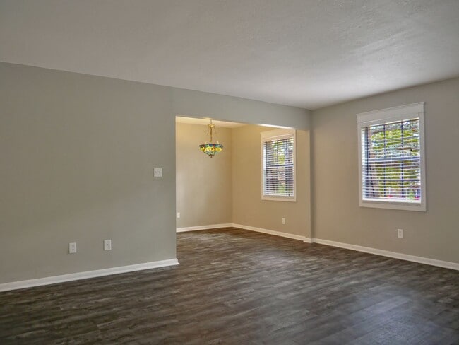 Building Photo - UPDATED 2 Bedroom 2 Bath Woodcrest Condo i...