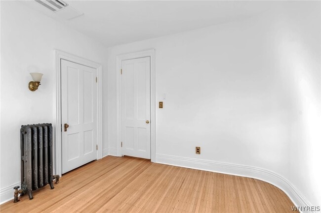 Building Photo - 887 W Ferry St