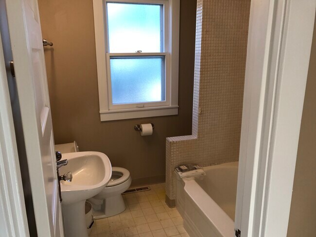 Building Photo - 116 N Adams St