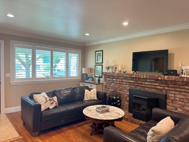 Building Photo - Stunning 3-Bedroom Home with Pool in South...