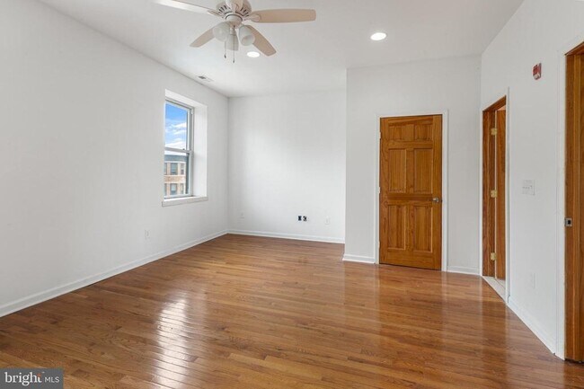 Building Photo - 1704 W Girard Ave