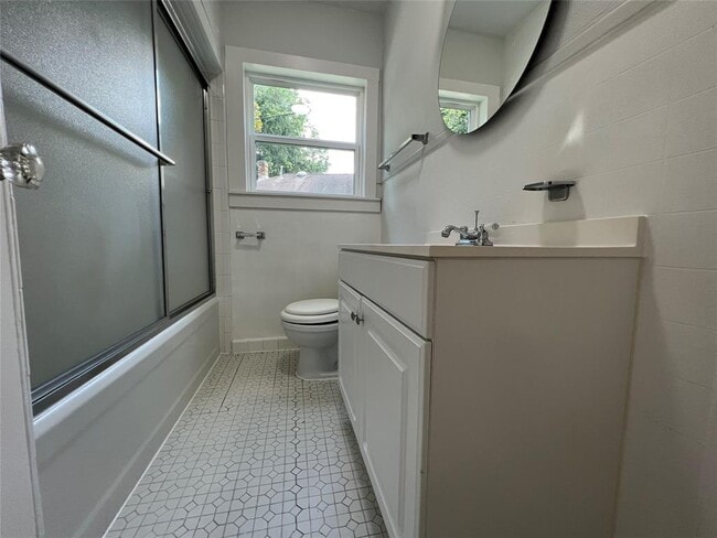 Building Photo - 2420 White Oak Dr