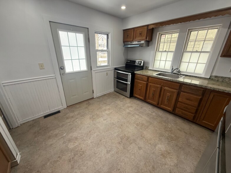 Building Photo - 114 Hawthorne Ave