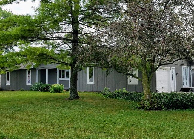 Building Photo - 702 N Ivanhoe Dr
