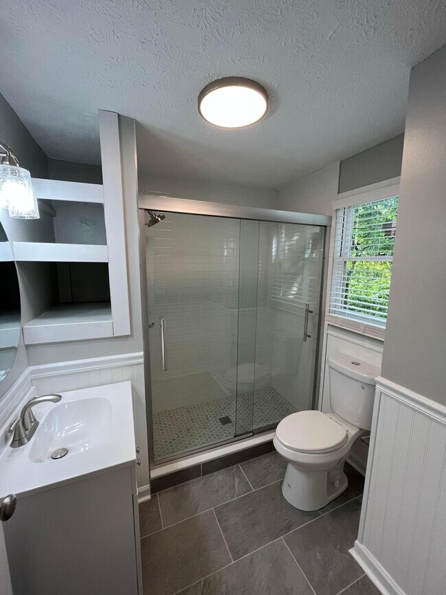 Building Photo - 11 E Kelso Rd