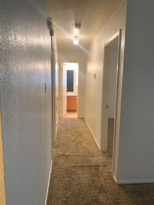 Building Photo - 3 Bdrm 1.5 Bath 1 Car Garage