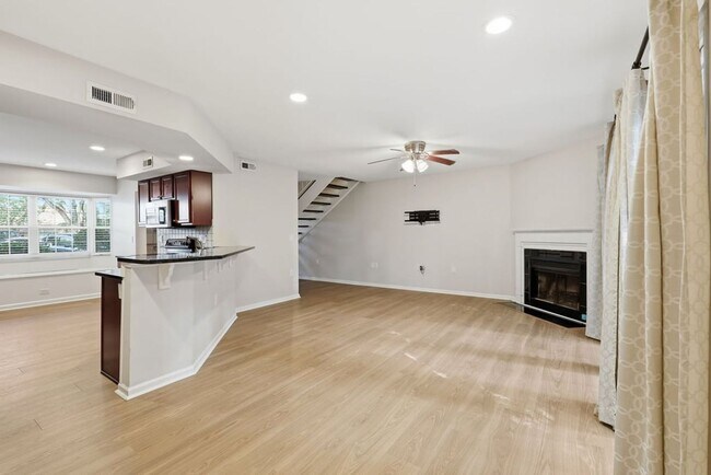 Building Photo - Modern 3BD, 2.5BA North Raleigh Townhome with Upgrades in a Prime Location Near Top Shopping, Din...