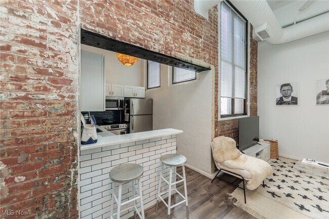 Building Photo - 1133 W 9th St