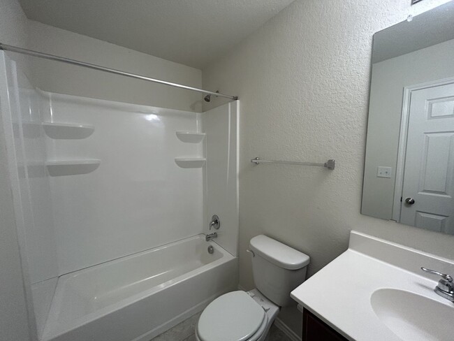 Building Photo - $300 OFF 1ST MONTH RENT IF YOU MOVE IN WIT...