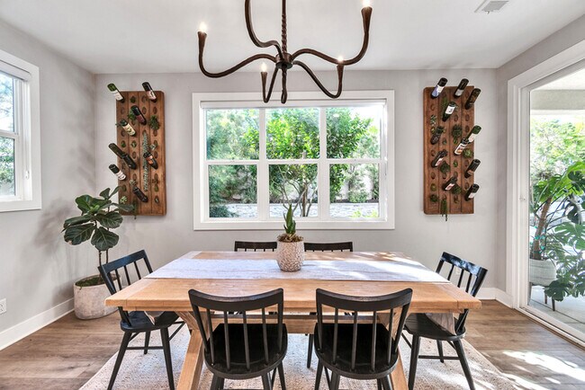 Building Photo - Light and bright 4 bedroom 3 bath beauty i...