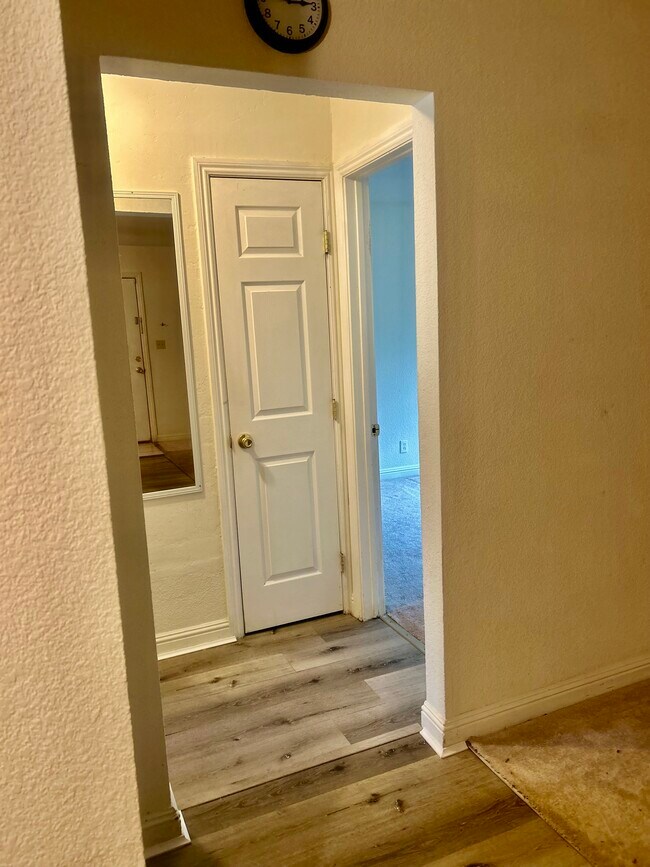 Building Photo - 2025 Benita Dr