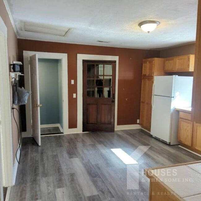 Building Photo - 108 Davis St